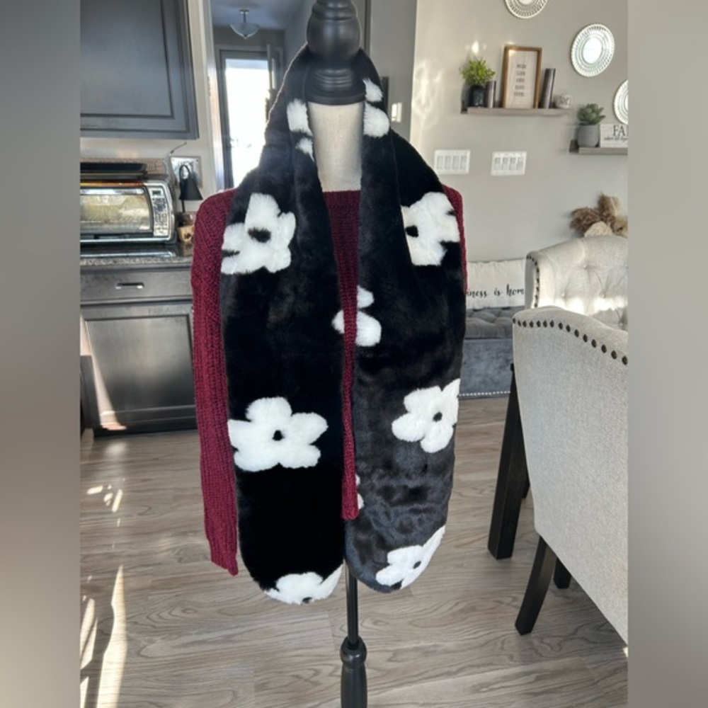 ✨NEW Cara New York Black Faux Fur White Flower Scarf 🧣